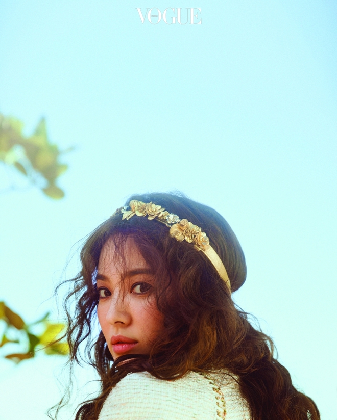 Clip hot: Cô dâu tháng 10 Song Hye Kyo đội khăn voan cực đẹp, đeo nhẫn kim cương ngón áp út chụp hình tại Mỹ - Ảnh 7.