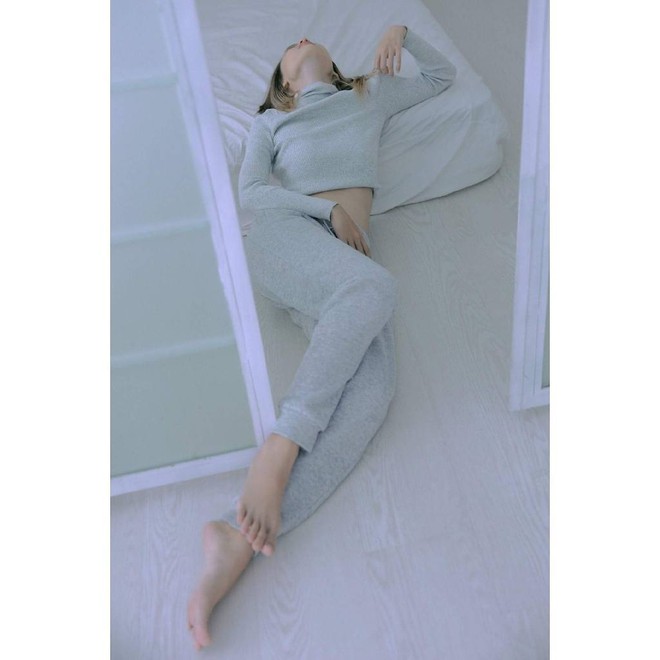 H&atilde;y nh&igrave;n tay Fung La trong bộ ảnh mới để biết đ&acirc;y l&agrave; thời điểm đẹp nhất để b&aacute;n kem dưỡng da tay - Ảnh 1.
