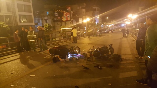 H&agrave; Nội: 3 nam thanh ni&ecirc;n chở nhau tr&ecirc;n xe SH đ&acirc;m thẳng v&agrave;o xe m&aacute;y chạy ngược chiều, 1 người chết, 2 người phải nhập viện - Ảnh 1.