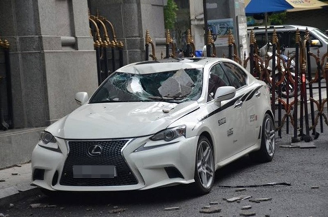 Cần cẩu đập vỡ tường ngân hàng ở Sài Gòn, gạch đá rơi nát đầu xe sang Lexus và BMW bên dưới - Ảnh 2.