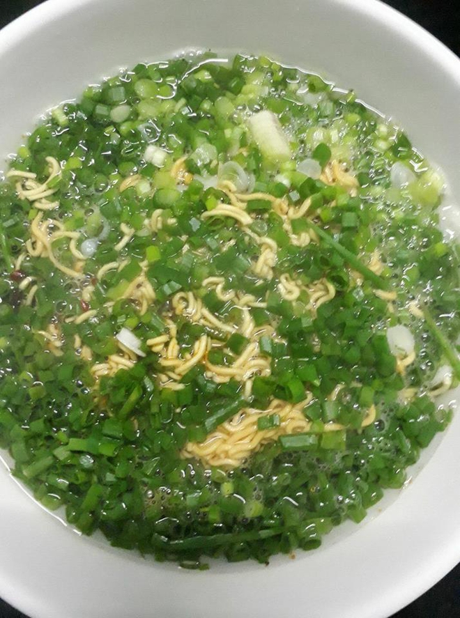 Mạng x&atilde; hội chia l&agrave;m 2 phe sau khi team th&iacute;ch ăn h&agrave;nh khoe chiến t&iacute;ch - Ảnh 1.