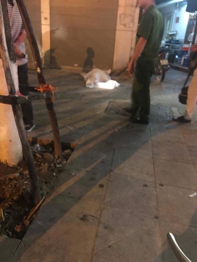 Hà Nội: Một người đàn ông đột tử trong tư thế ngồi trên vỉa hè phố Quang Trung - Ảnh 2.
