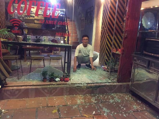 Clip: Nữ sinh H&agrave; Nội h&iacute; hửng chạy v&agrave;o uống cafe, bất ngờ &ldquo;thiết đầu c&ocirc;ng&rdquo; vỡ tan cửa k&iacute;nh của qu&aacute;n - Ảnh 5.