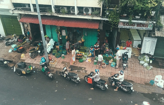Đoàn liên ngành ngừng ra quân, vỉa hè trung tâm Sài Gòn lại thành nơi... họp chợ, đẩy người đi bộ xuống đường - Ảnh 2.