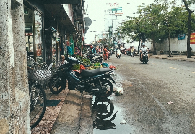 Đoàn liên ngành ngừng ra quân, vỉa hè trung tâm Sài Gòn lại thành nơi... họp chợ, đẩy người đi bộ xuống đường - Ảnh 13.
