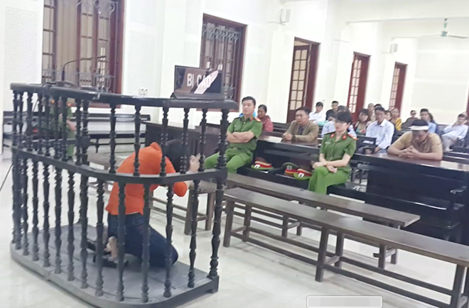 Được ph&eacute;p n&oacute;i lời cuối c&ugrave;ng, nữ bị c&aacute;o chắp tay quỳ lạy xin lỗi ph&iacute;a gia đ&igrave;nh nạn nh&acirc;n - Ảnh 2.