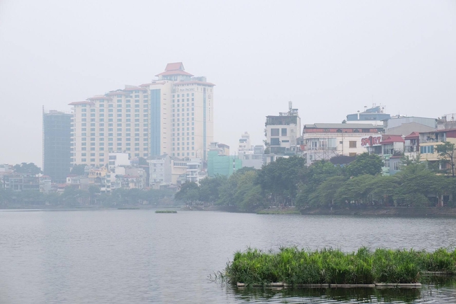 Từ sáng sớm cho đến tận giữa trưa, nhiều tuyến đường Hà Nội vẫn chìm trong sương mù - Ảnh 10.