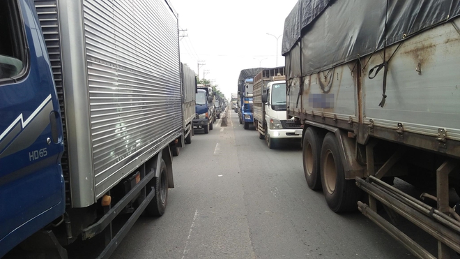 Ph&aacute; cửa cabin cứu t&agrave;i xế v&agrave; phụ xe sau tai nạn li&ecirc;n ho&agrave;n ở S&agrave;i G&ograve;n - Ảnh 4.