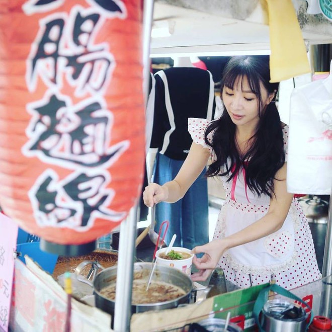 B&aacute;n m&igrave; vỉa h&egrave; th&ocirc;i m&agrave; xinh xuất sắc như n&agrave;y, bảo sao cửa tiệm l&uacute;c n&agrave;o cũng nườm nượp kh&aacute;ch - Ảnh 2.
