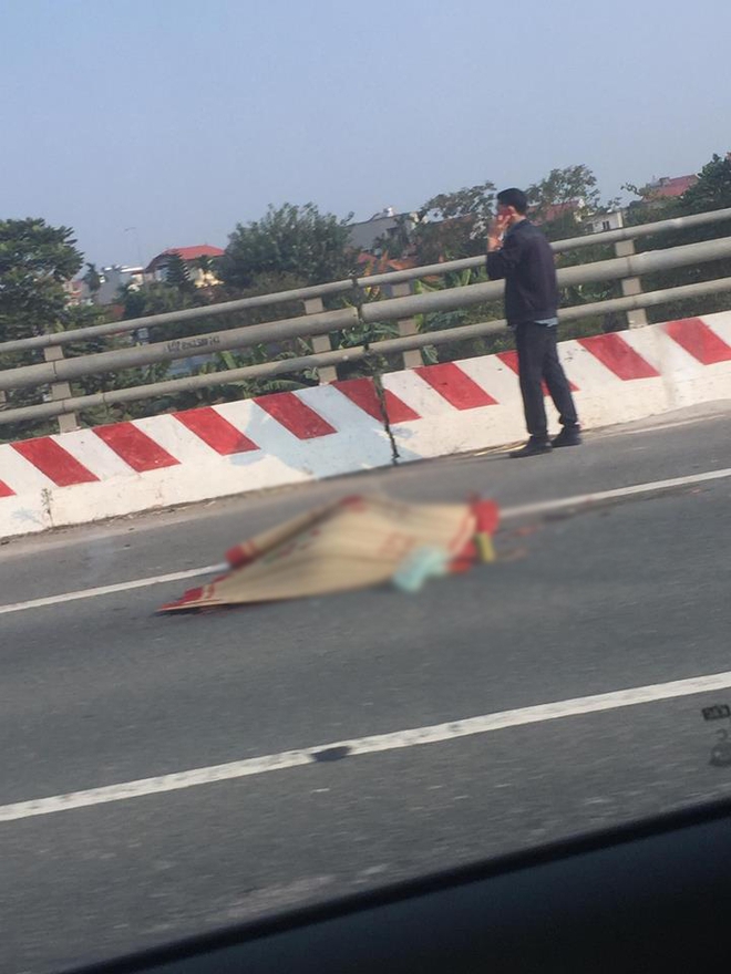 Hà Nội: Chạy xe máy vào đường cao tốc chỉ dành cho oto, một người đàn ông thiệt mạng - Ảnh 1.