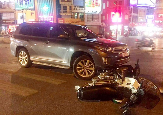 Người dân đập kính, lôi tài xế say rượu ra ngoài sau khi gây tai nạn liên hoàn trên đường phố Hà Nội - Ảnh 1.