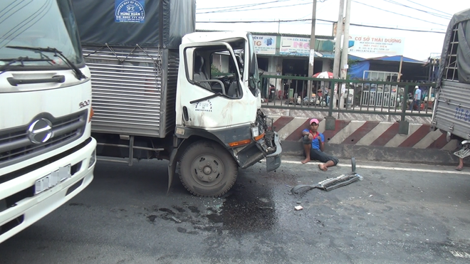 Ph&aacute; cửa cabin cứu t&agrave;i xế v&agrave; phụ xe sau tai nạn li&ecirc;n ho&agrave;n ở S&agrave;i G&ograve;n - Ảnh 1.