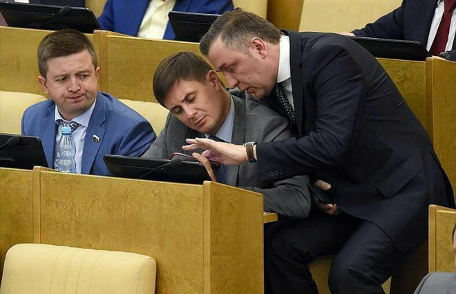 Giờ giải lao ở hội nghị chính phủ Nga: chính trị gia khoe ca vát, ăn quà vặt và selfie - Ảnh 3.