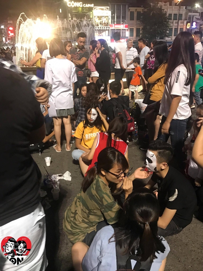 Halloween gần lắm rồi, phố đi bộ H&agrave; Nội đ&atilde; ngập tr&agrave;n c&aacute;c bạn trẻ rủ nhau ho&aacute; trang! - Ảnh 14.
