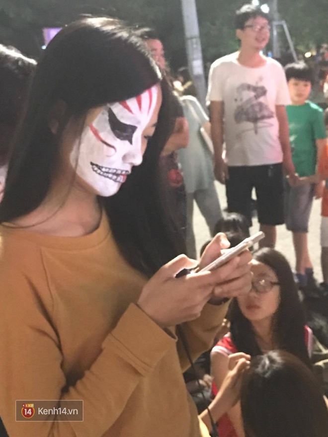 Halloween gần lắm rồi, phố đi bộ H&agrave; Nội đ&atilde; ngập tr&agrave;n c&aacute;c bạn trẻ rủ nhau ho&aacute; trang! - Ảnh 2.