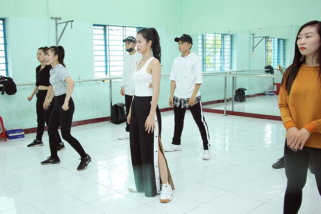 Đ&ocirc;ng Nhi ăn vội trong ph&ograve;ng tập, hứa hẹn thể hiện vũ đạo cực kh&oacute; nhưng đẹp mắt tại Asia Song Festival 2017 - Ảnh 9.