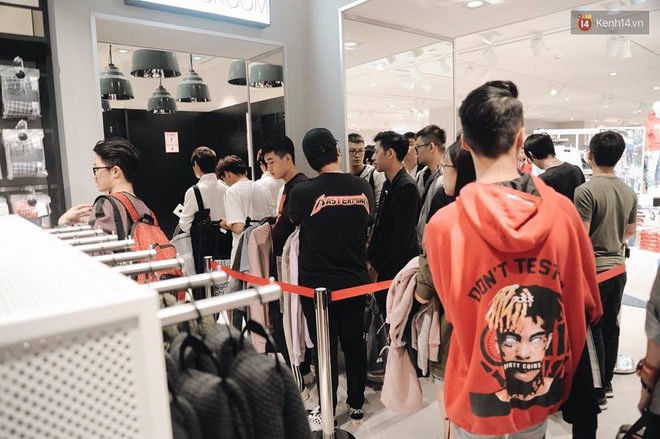 Khai trương H&M Hà Nội: Có hơn 2.000 người đổ về, các bạn trẻ vẫn phải xếp hàng dài chờ được vào mua sắm - Ảnh 29.