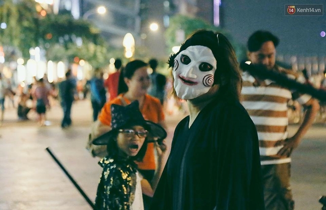 Đầu tư mùa Halloween, nhiều bạn trẻ Sài Gòn hóa trang rùng rợn trêu đùa trẻ em ở phố đi bộ Nguyễn Huệ - Ảnh 5.