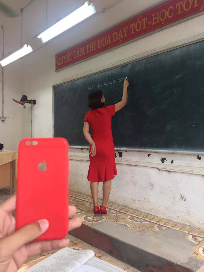 Xem xong bộ ảnh mix&match b&aacute; đạo trang phục của gi&aacute;o vi&ecirc;n, chỉ c&ograve;n biết quỳ! - Ảnh 5.