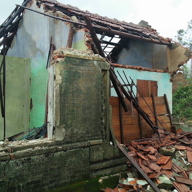 Bức ảnh khiến nhiều người xót xa: Cụ bà neo đơn ngồi thất thần trước căn nhà bị đổ sập ở Phú Yên sau cơn bão số 12 - Ảnh 5.