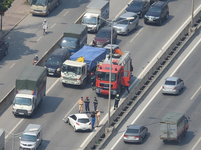 H&agrave; Nội: Nữ t&agrave;i xế đang đi th&igrave; tự đ&acirc;m v&agrave;o dải ph&acirc;n c&aacute;ch, g&acirc;y &aacute;ch tắc tr&ecirc;n đường v&agrave;nh đai - Ảnh 1.