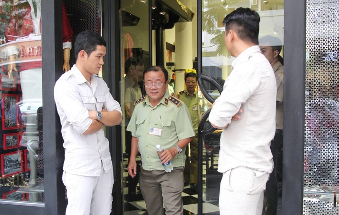 Chi cục Quản lý thị trường đồng loạt kiểm tra các cửa hàng Khaisilk tại Sài Gòn - Ảnh 2.