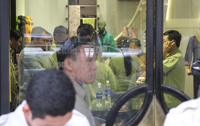 Chi cục Quản lý thị trường đồng loạt kiểm tra các cửa hàng Khaisilk tại Sài Gòn - Ảnh 1.
