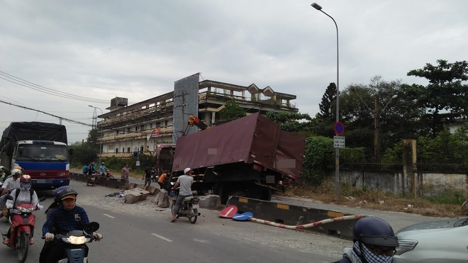 Xe tải lật chổng vó trên đường phố Sài Gòn, tài xế mắc kẹt trong cabin kêu cứu  - Ảnh 1.