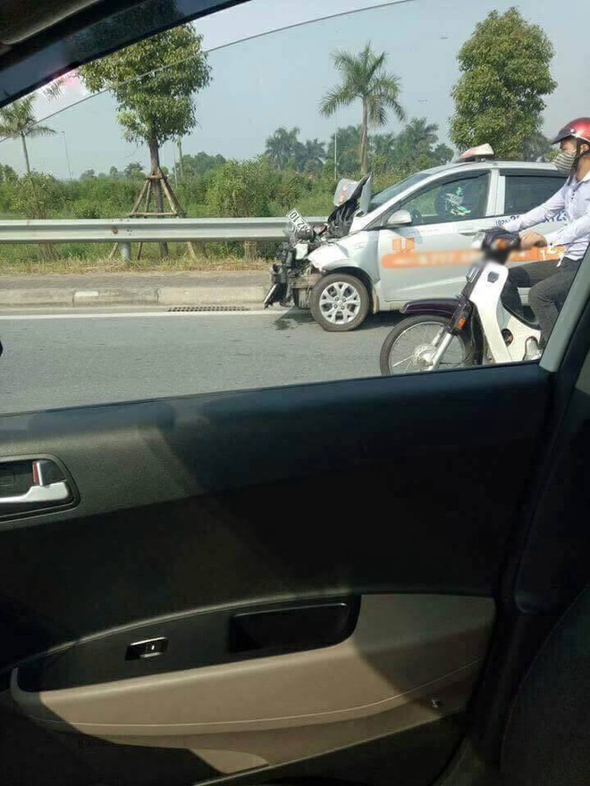 H&agrave; Nội: Taxi 4 chỗ h&uacute;c lật nghi&ecirc;ng xe tải  - Ảnh 1.