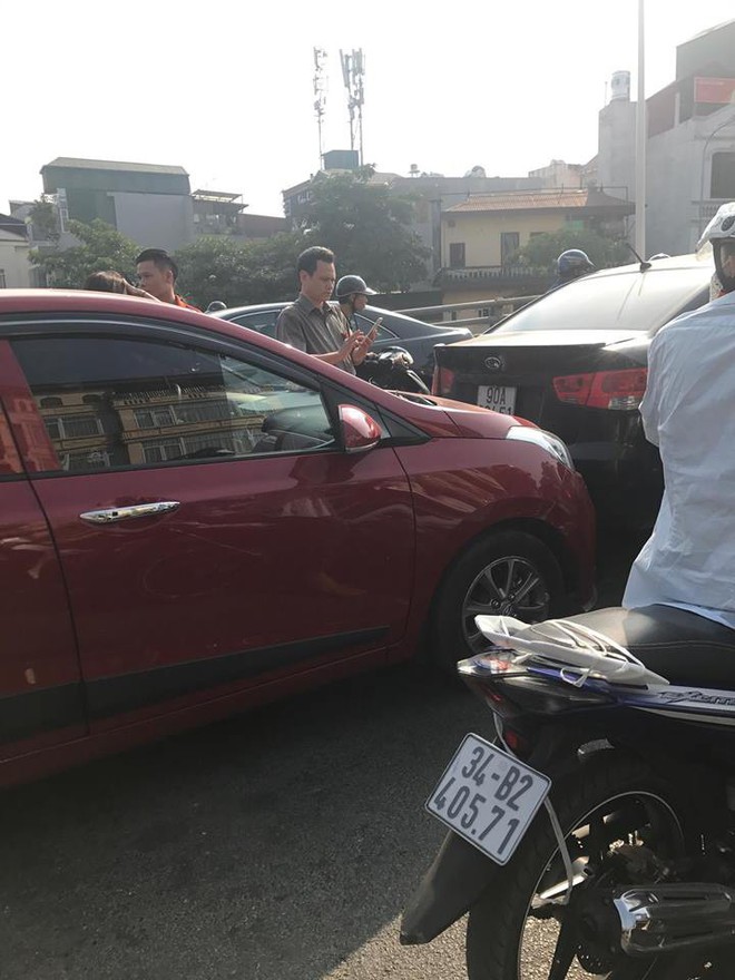 H&agrave; Nội: Va chạm giao th&ocirc;ng khiến 4 xe hơi cắm đầu v&agrave;o đu&ocirc;i nhau - Ảnh 2.