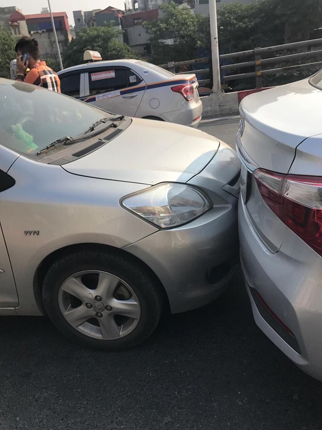 H&agrave; Nội: Va chạm giao th&ocirc;ng khiến 4 xe hơi cắm đầu v&agrave;o đu&ocirc;i nhau - Ảnh 3.