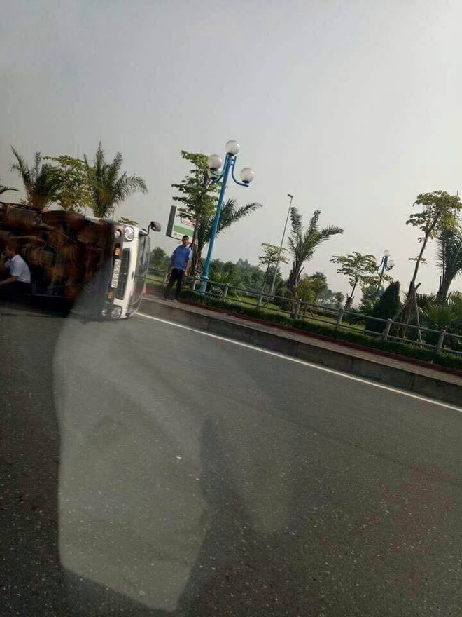 H&agrave; Nội: Taxi 4 chỗ h&uacute;c lật nghi&ecirc;ng xe tải  - Ảnh 2.