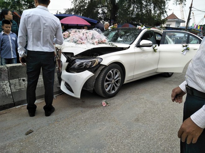 Xe Mercedes cưới đ&acirc;m dải ph&acirc;n c&aacute;ch đầu t&otilde;e l&agrave;m đ&ocirc;i, c&ocirc; d&acirc;u ch&uacute; rể an to&agrave;n - Ảnh 2.