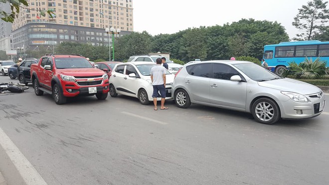 H&agrave; nội: Sau tai nạn li&ecirc;n ho&agrave;n giữa 5 &ocirc; t&ocirc; v&agrave; xe m&aacute;y, một nam thanh ni&ecirc;n bị hất văng v&agrave;o lề đường - Ảnh 1.