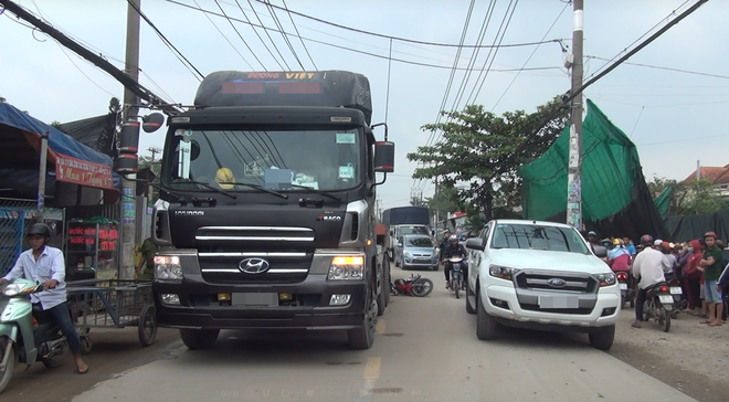 Người th&acirc;n nhiều lần ngất xỉu cạnh thi thể nữ sinh 20 tuổi chết thảm dưới gầm xe đầu k&eacute;o - Ảnh 1.