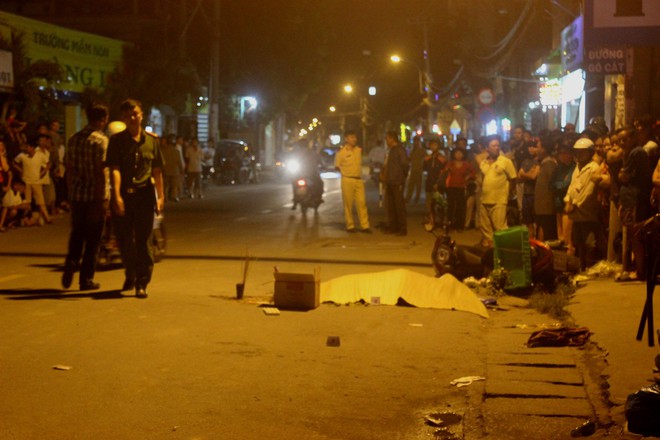 TP.HCM: Container t&ocirc;ng chết người rồi bỏ trốn, người d&acirc;n đuổi theo truy bắt nhưng bất th&agrave;nh - Ảnh 1.