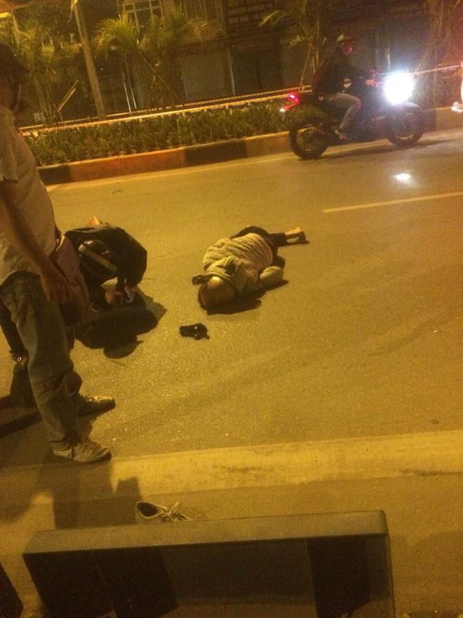 Hà Nội: Thanh niên bị thương nặng vì đi xe máy tốc độ bàn thờ rồi tự lao vào dải phân cách - Ảnh 1.