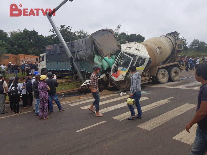 Đắc Lắc: Xe bồn mất phanh t&ocirc;ng thẳng v&agrave;o h&agrave;ng loạt phương tiện dừng đ&egrave;n đỏ - Ảnh 2.