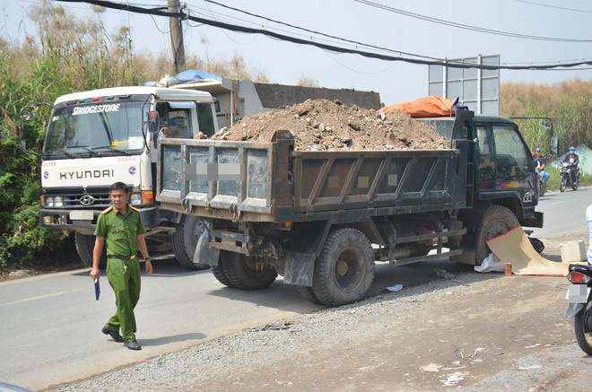 TP.HCM: Xe máy đấu đầu xe ben, nam công nhân 20 tuổi tử vong sau khi bị kéo lê một đoạn dài trên đường - Ảnh 3.