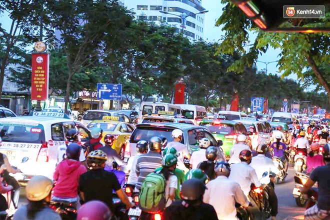 Chuy&ecirc;n gia đ&ocirc; thị đề xuất thu ph&iacute; c&aacute;c phương tiện mượn đường đi qua s&acirc;n bay nhưng kh&ocirc;ng v&agrave;o T&acirc;n Sơn Nhất - Ảnh 2.
