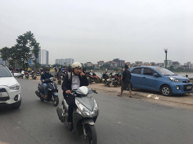 H&agrave; Nội: B&agrave;ng ho&agrave;ng ph&aacute;t hiện thi thể người đ&agrave;n &ocirc;ng nổi tr&ecirc;n hồ Định C&ocirc;ng - Ảnh 1.