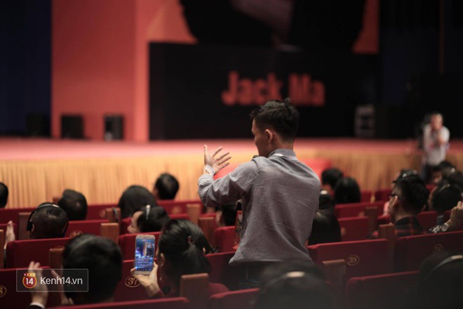Fan cuồng khiến cả hội trường bất ngờ khi xúc động hô lớn: I love Jack Ma - Ảnh 3.