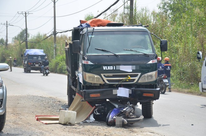 TP.HCM: Xe máy đấu đầu xe ben, nam công nhân 20 tuổi tử vong sau khi bị kéo lê một đoạn dài trên đường - Ảnh 2.