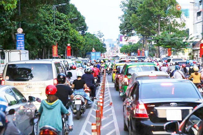 Chuyên gia đô thị đề xuất thu phí các phương tiện mượn đường đi qua sân bay nhưng không vào Tân Sơn Nhất - Ảnh 3.