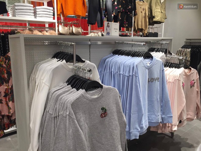 Buổi khai trương sớm store H&M Hà Nội: Đồ mùa đông đẹp, đa dạng với giá rất mềm, áo nỉ 249K, áo len 499K - Ảnh 10.