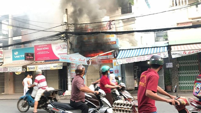 Dùng xe tải tông sập cửa nhà đang cháy để cứu người ở Sài Gòn - Ảnh 2.