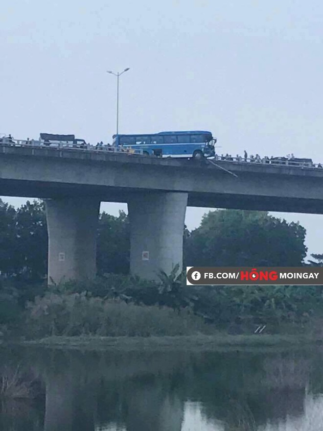 Clip hiện trường vụ tai nạn khiến xe khách suýt nữa lao xuống sông Hồng trên cầu Thanh Trì - Ảnh 4.