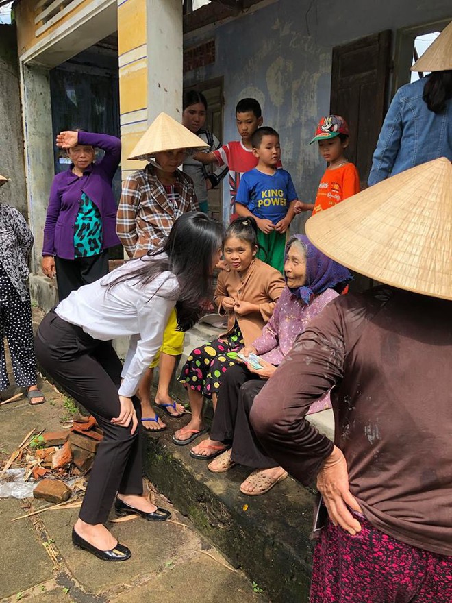 Thủy Tiên quyên góp hơn nửa tỷ đồng, cùng Công Vinh tới Phú Yên để trao cho đồng bào vùng lũ - Ảnh 1.