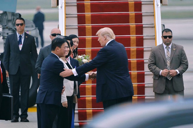 Tổng thống Mỹ lên chuyên cơ Air Force One rời sân bay Nội Bài, khép lại chuyến công du đầu tiên tới Việt Nam - Ảnh 6.