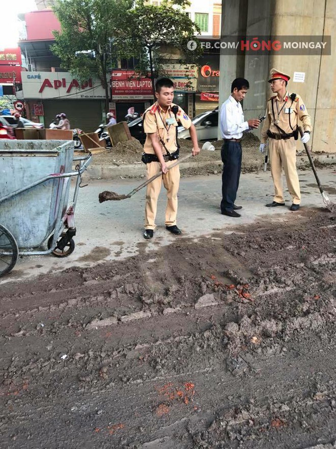 Hà Nội: Bùn đất từ xe tải rơi vãi đầy đường khiến nhiều người trượt ngã - Ảnh 4.